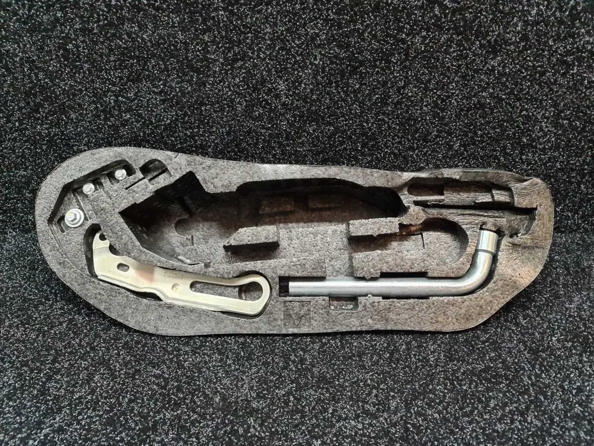 Renault Sport Clio Spare Wheel "Jack Holder" Tool Kit Mk3 Rs 197 200 8200796556 8200474560 1