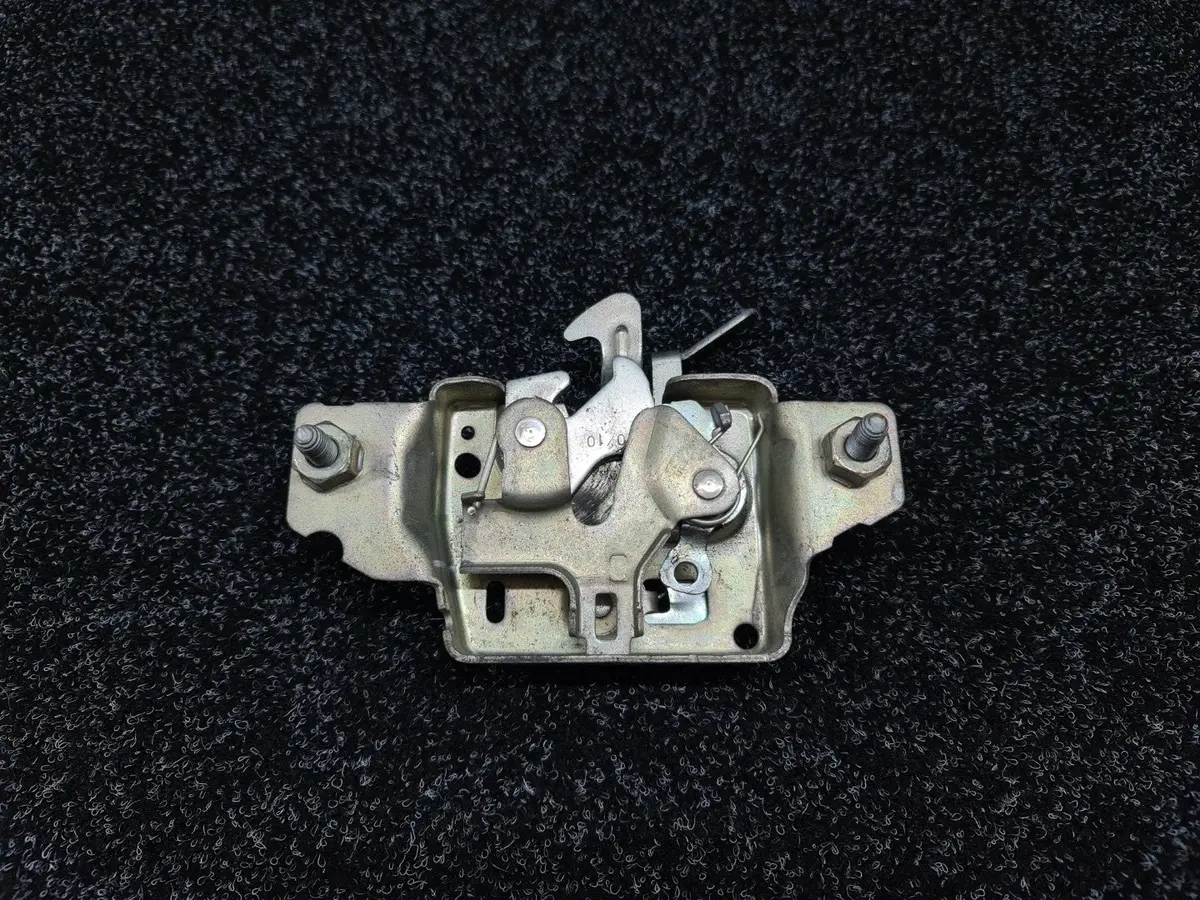 Renault Sport Clio Mk3 197 F1 Edition Bonnet Catch / Latch Lock 1
