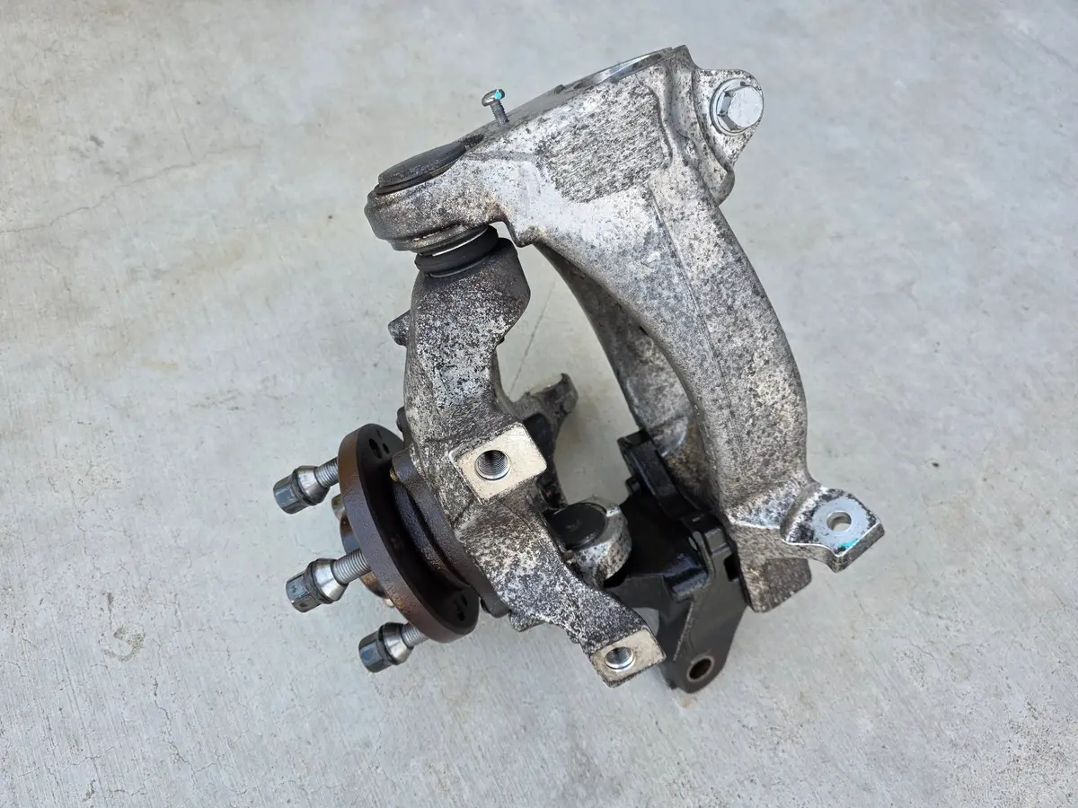 Renault Sport Clio Mk3 Rs200 Front Rhs Hub Assembly + Rhs Curtain Airbag Rhs Hub Assembly Removed From 2010 Renault Sport Clio Rs200 Vin: Vf1crjn0690656313  Rhs Curtain Airbag Removed From 2010 Renault Sport Clio Rs200 Vin: Vf1crjn06b0661946 1